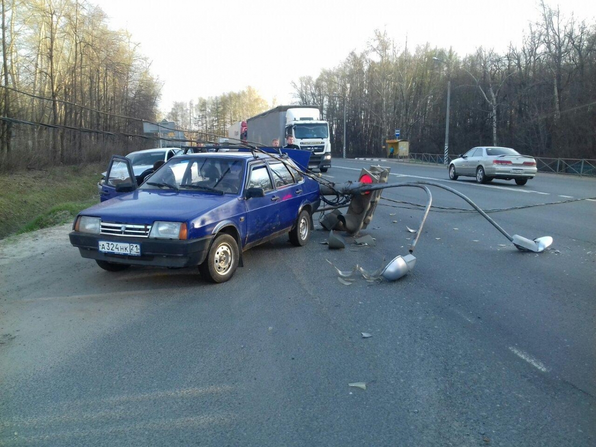 ДТП в Кугесях: автомобилист «подрезал» легковушку и снес светофор