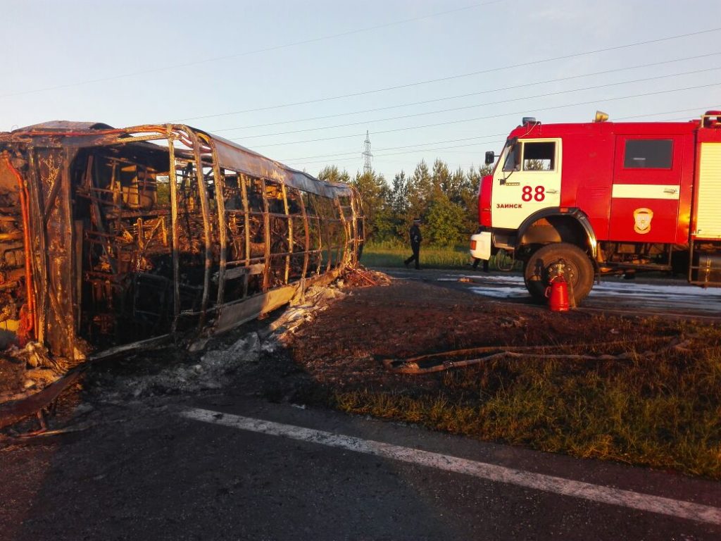 В столкновении автобуса и фуры на трассе в Татарстане погибли четверо детей 