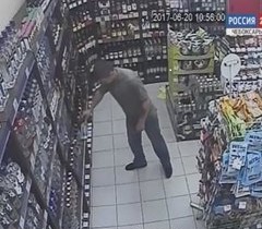 В Новочебоксарске полиция разыскивает гражданина, укравшего бутылку спиртного из магазина