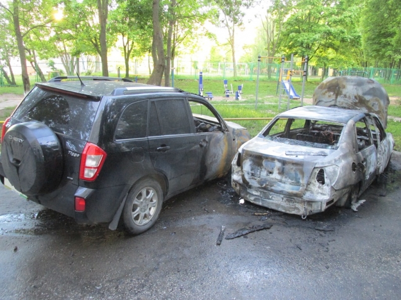 На улице Кадыкова чебоксарец поджег автомобиль жены и сбежал