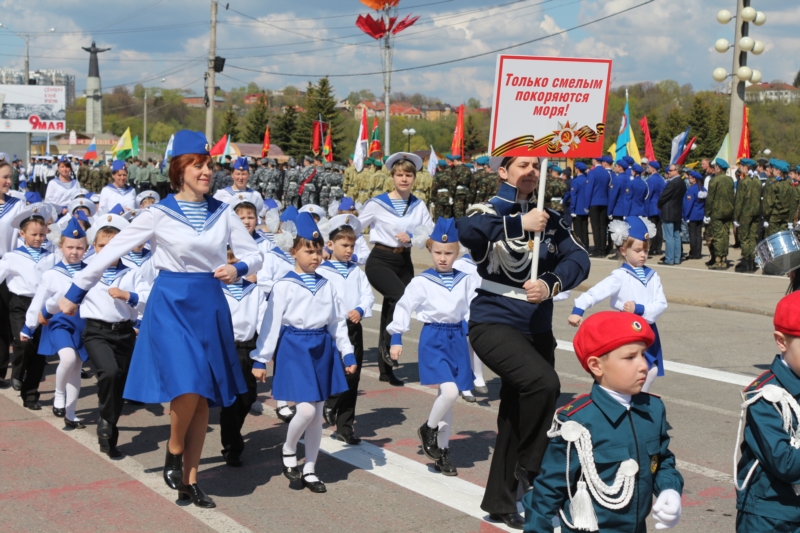 Парад в школе. Школьники на параде 9 мая. Парад на 9 мая дети в форме моряков. Моряк на параде школы.