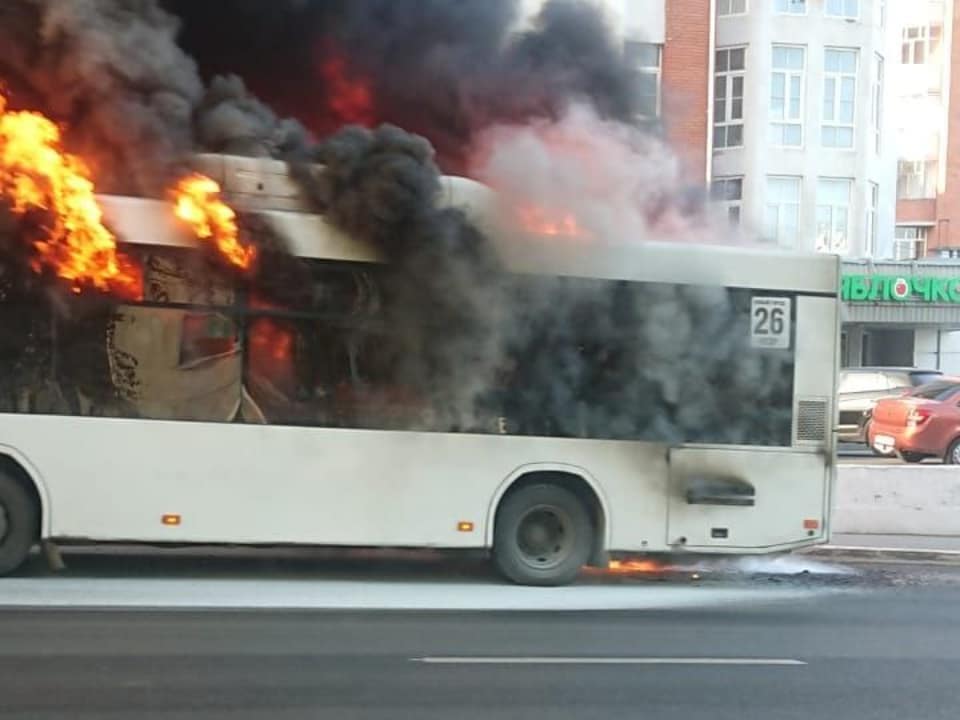 Включи 7 гореть. Горит автобус Чебоксары. Выгорел автобус в Чебоксарах. Сгорела маршрутка в Чебоксарах.